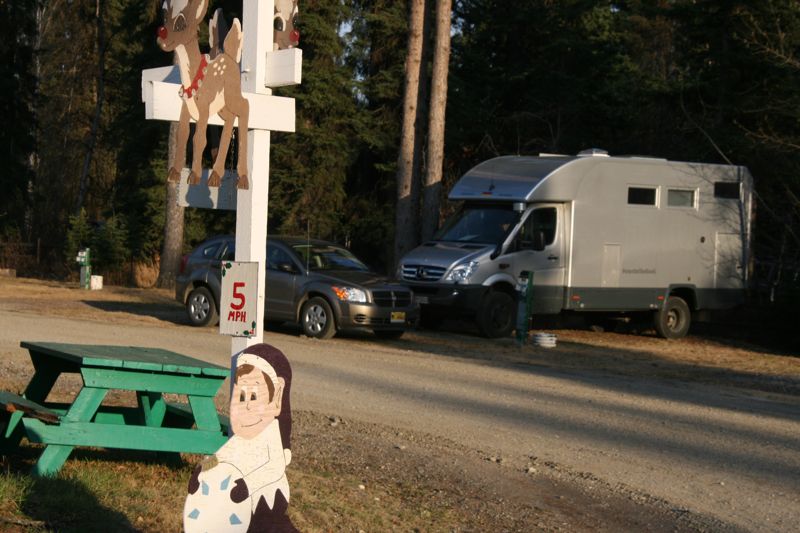 ...whrend mein geliebtes PM auf dem Campground Santaland in North Pole bei Fairbanks herumsteht und auf ein neues Getriebe wartet. Und dieser Minidodge davor ist mein Leihwagen.... Schluchz