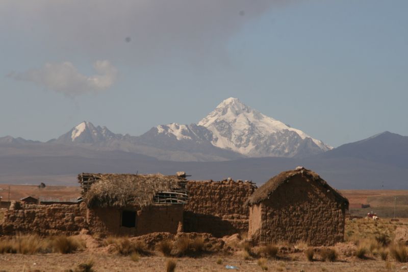 Kurz vor La Paz. Auf der Hochebene vor Alto kommt der Illimani in Sicht.