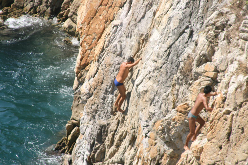 Acapulco, Felsenspringer beim Hochklettern