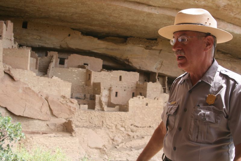 Ranger im Mesa Verde. Sehr dizipliniert, weiss alles, dennoch sympathisch. Elternteil deutsch. Er: retired Lateinpauker? bien possible