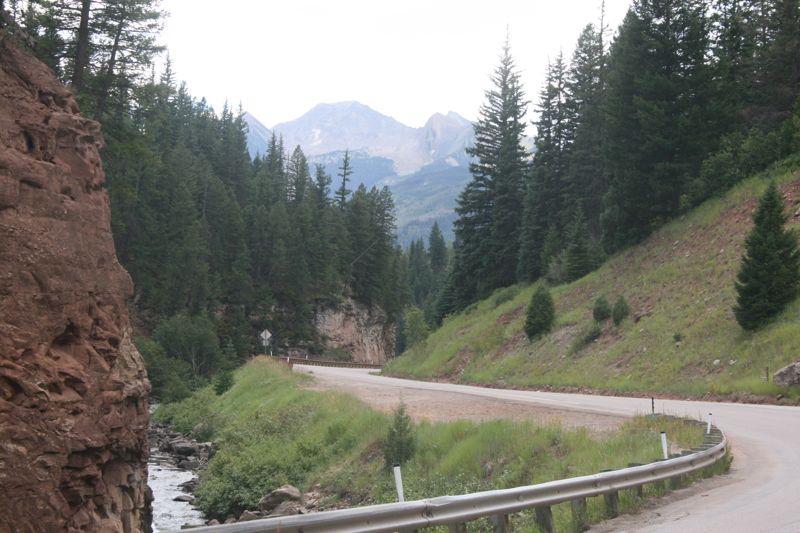 auf und ab durch Schweizer Landschaften. Ich schaue und hre neidisch den Harleys hinterher