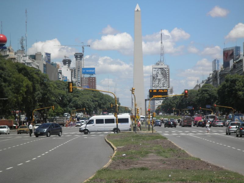 Der Obelisk, das Wahrzeichen von BA auf der superbreiten Av 9 de Julio.