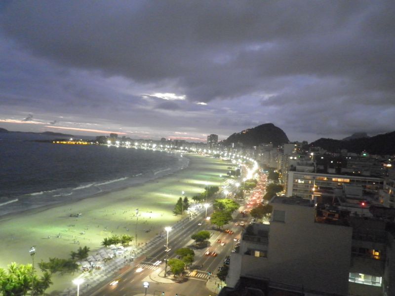 Rio de Janeiro. Blick vom Dachrestaurant unseres Hotels auf die Praia de				Copacabana, den berhmtesten Stadtstrand der Welt.